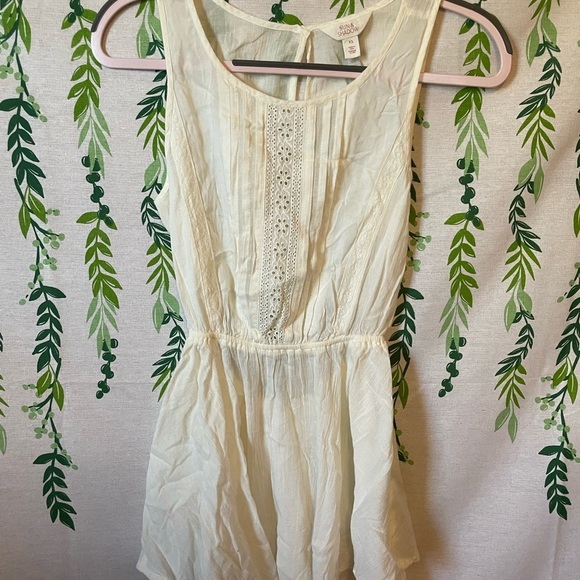 Sun & Shadow Dresses & Skirts - Size XS Off-White Sun & Shadow Flowy Dress A1